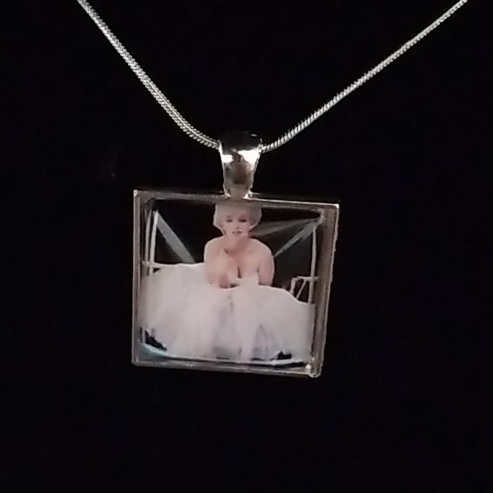 Marilyn Monroe Vintage Picture on a Swing Cobochi Necklace Silver